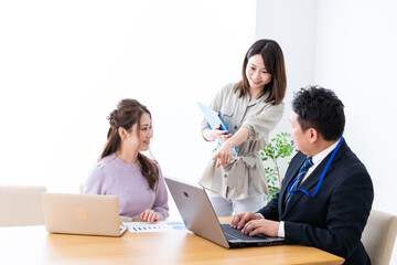 Obraz premium オフィスでミーティングをするビジネスパーソン