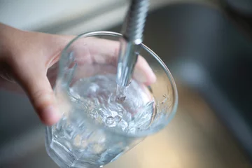 Tuinposter グラスに水を注ぐ　コップに水を入れる © ヨコデジ