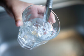 グラスに水を注ぐ　コップに水を入れる