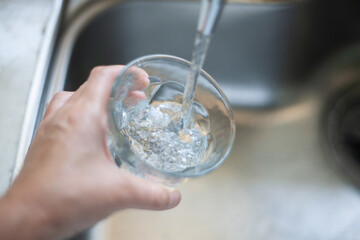 グラスに水を注ぐ　コップに水を入れる