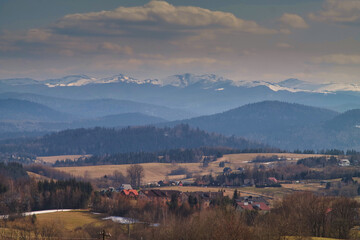 Zimowe góry Bieszczady widziane z punktu obserwacyjnego w Lutowiskach.