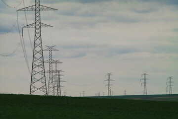 Sieć słupów energetycznych na polach w wschodniej Europie. - obrazy, fototapety, plakaty