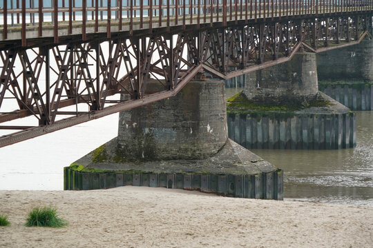 Landungsbrücke Festung Grauerort an der Elbe