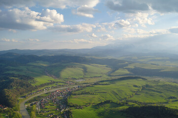 Widok na Sromowce oraz na Tatry ze szczytu Trzech Koron w Pieninach.