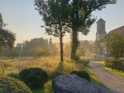 Der Klostergarten in Raitenhaslach im Licht der aufgehenden Sonne
