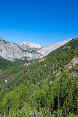 Fototapeta na wymiar Paysage de montagne dans le massif du Queyras dans le département des Hautes-Alpes en été en France dans le col de l'Izoar
