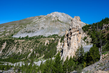 Paysage de montagne dans le massif du Queyras dans le département des Hautes-Alpes en été en France dans le col de l'Izoar et la Casse Déserte