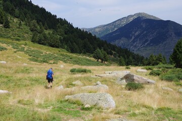 Fototapeta premium randonneur avec sac à dos dans la montagne des Pyrénées orientales vers Mantet