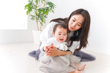 お母さんと家で遊ぶ赤ちゃん