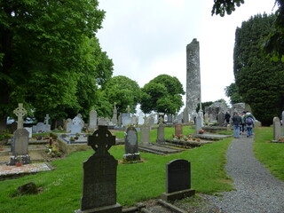 Monasterboice, Irlanda. Entre las ruinas de sus dos iglesias vemos numerosas cruces celtas.