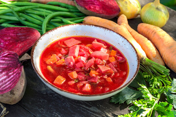 Barszcz ukraiński - tradycyjna zupa z czerwonych buraków i warzyw - obrazy, fototapety, plakaty