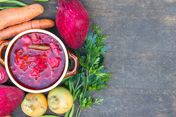 Barszcz ukraiński - tradycyjna zupa z czerwonych buraków i warzyw