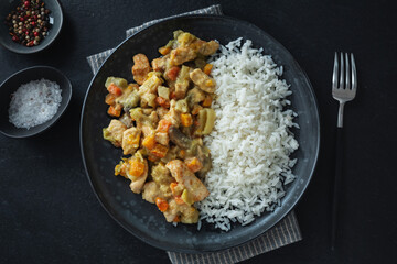 Chicken breast chunks with vegetables and rice