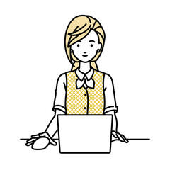 デスクで座ってPCを使っている事務員制服の女性