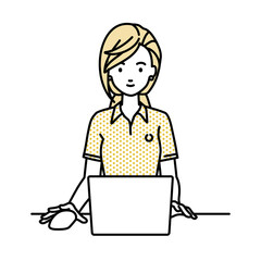 デスクで座ってPCを使っているポロシャツの女性