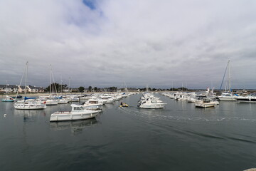 Fototapeta premium Bateaux dans le port de Saint Jacques le long de l'ocean atlantique, ville de Sarzeau, departement du Morbihan, region Bretagne, France