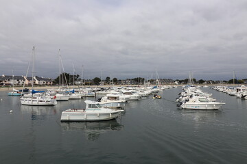 Obraz premium Bateaux dans le port de Saint Jacques le long de l'ocean atlantique, ville de Sarzeau, departement du Morbihan, region Bretagne, France