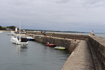 Fototapeta premium Bateaux dans le port de Saint Jacques le long de l'ocean atlantique, ville de Sarzeau, departement du Morbihan, region Bretagne, France
