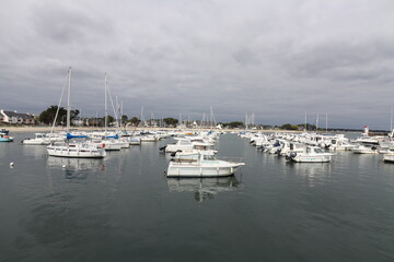 Obraz premium Bateaux dans le port de Saint Jacques le long de l'ocean atlantique, ville de Sarzeau, departement du Morbihan, region Bretagne, France