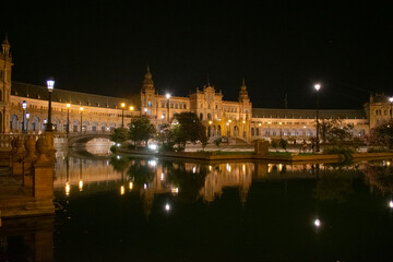 Fototapeta na wymiar Caminando por Sevilla de noche