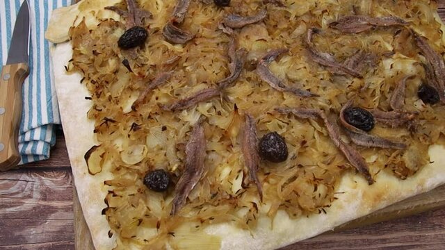 tarte pissaladi&egrave;re  sur une table