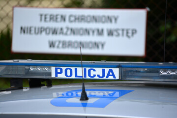 Protest pod placówką straży granicznej zabezpiecza policja. wrocław 2021 r. - obrazy, fototapety, plakaty