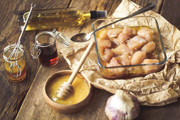 marinade de poulet sur fond en bois