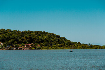 Mar calmo com barcos, montanha e céu azul - Paisagem natural