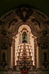 Altar de igreja com santo