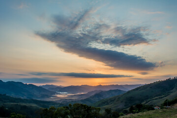 Obraz na płótnie Canvas Nascer do sol nas montanhas com nuvens - Paisagem natural