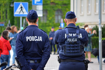 Protest aktywistów pod urzędem wojewódzkim we Wrocławiu zabezpiecza policja. - obrazy, fototapety, plakaty