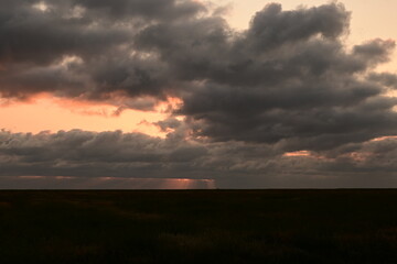 Naklejka na ściany i meble Mystischer Himmel beim Sonnenuntergang über der Nordsee in Nordfriesland