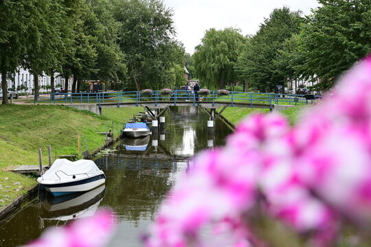 Mittelburggraben mit kleinen Fischerbooten und Wasser, mit Br&uuml;cke in Friedrichstadt in Schleswig-Holstein, Deutschland Blick auf die Historische Stadt