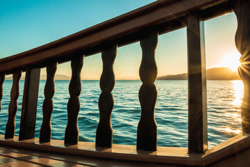 Pôr do sol no barco com vista para o mar, montanhas e silhueta - Paisagem natural
