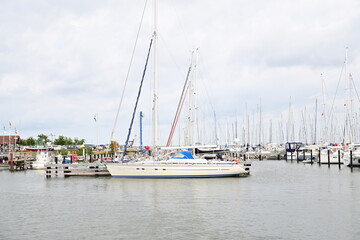 Obraz premium Yachthafen mit vielen Segelbooten in der Stadt Arnis an der Schlei in Schleswig-Holstein, Deutschland