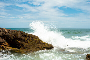 Onda do mar batendo na rocha - Paisagem natural