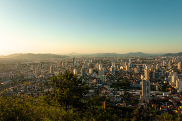 Fototapeta na wymiar Vista para a cidade de Itajaí no pôr do sol - Paisagem urbana