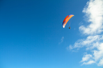 Voando de parapente com céu azul