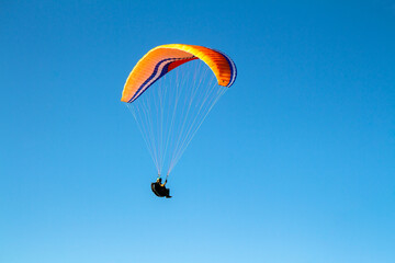 Voando de parapente com céu azul