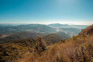 Paisagem natural com vista para as montanhas