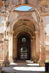 Fototapeta na wymiar Corredor en las ruinas de la Catedral de Antigua Guatemala.