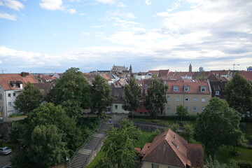 Fototapeta na wymiar Schweinfurt, Blick über den Motherwellpark auf die Altstadt am Oberen Wall mit Rathaus im Hintergrund