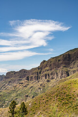 Ausblick auf kanarische Berglandschaft, Roque Nublo und Roque Bentayga bei strahlendem Sonnenschein...