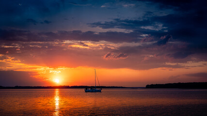 Zachód słońca nad jeziorem Dargin