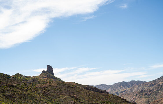 Ausblick auf kanarische Berglandschaft, Roque Nublo und Roque Bentayga bei strahlendem Sonnenschein und blauem Himmel
