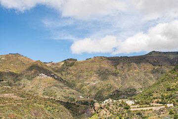 Fototapeta na wymiar Ausblick auf kanarische Berglandschaft, Roque Nublo und Roque Bentayga bei strahlendem Sonnenschein und blauem Himmel 