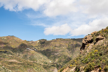 Fototapeta na wymiar Ausblick auf kanarische Berglandschaft, Roque Nublo und Roque Bentayga bei strahlendem Sonnenschein und blauem Himmel 