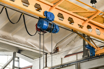 Overhead crane in the workshop with wire control.