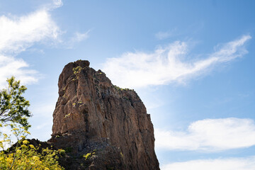 Ausblick auf kanarische Berglandschaft, Roque Nublo und Roque Bentayga bei strahlendem Sonnenschein und blauem Himmel
