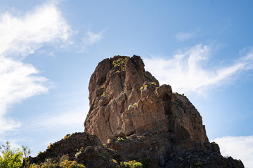 Ausblick auf kanarische Berglandschaft, Roque Nublo und Roque Bentayga bei strahlendem Sonnenschein und blauem Himmel
